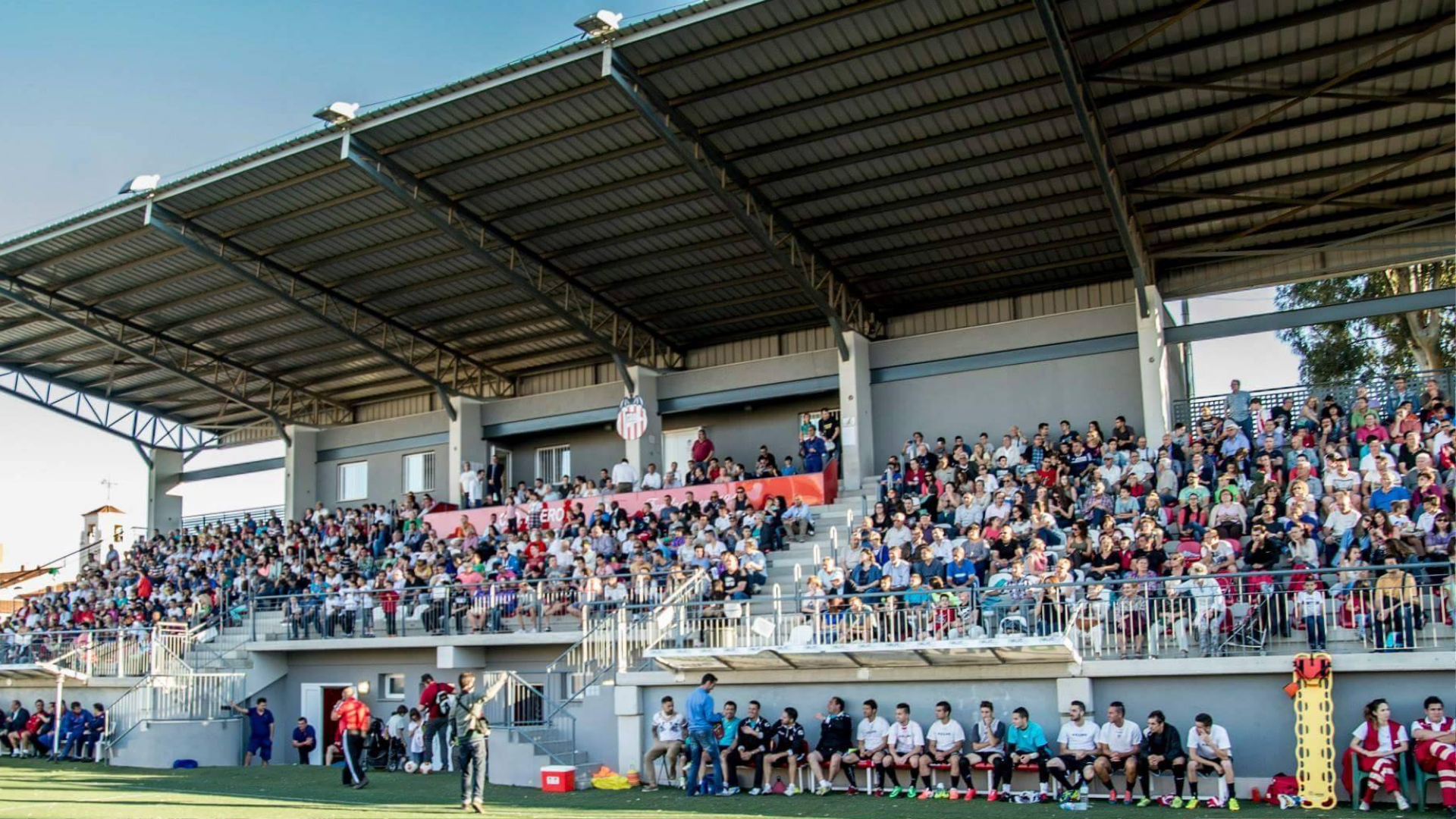 Grada llena del Estadio El Fornás